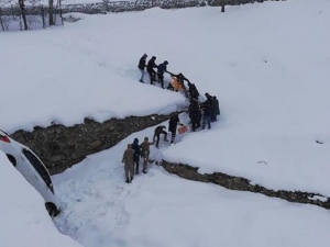 Otomobil Köprüden Uçtu, Yaralı Elbirliğiyle Kurtarıldı