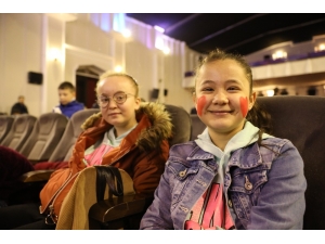 Depremden Etkilenen Çocuklar Sinemada Stres Attı