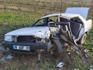 Ticari Araçla Otomobil Kafa Kafaya Çarpıştı: 6 Yaralı