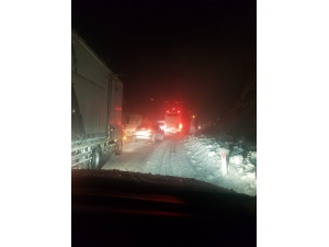 Ağrı-van Kara Yolunda Tipi Gün Boyu Geçit Vermedi