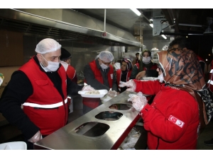 Elazığ’da Günlük 65 Bin Depremzedeye Sıcak Yemek