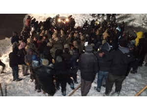 Minibüsteki 5 Kişi Sağ Kurtarıldı