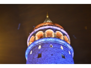 İstanbul’un Simgesi Galata Kulesi Mavi Ve Turuncuya Büründü