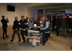 Üzerine Çığ Düşen Minibüsten Sağ Kurtulan 5 Kişi Hastaneye Kaldırıldı