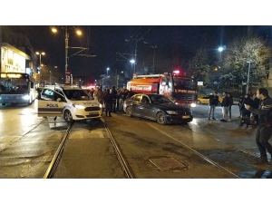 İtfaiye Aracıyla Otomobil Tramvay Yolunda Çarpıştı: 1 Yaralı