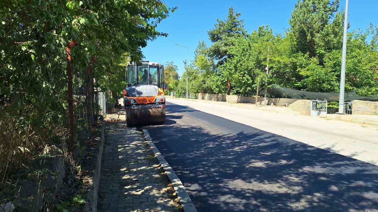 erzincan-in-turizm-beldesi-caglayan-da-asfaltlama-calismalari-suruyor