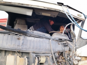 İki Tırın Çarpıştığı Kazada Sürücülerden Biri Kabinde Sıkıştı