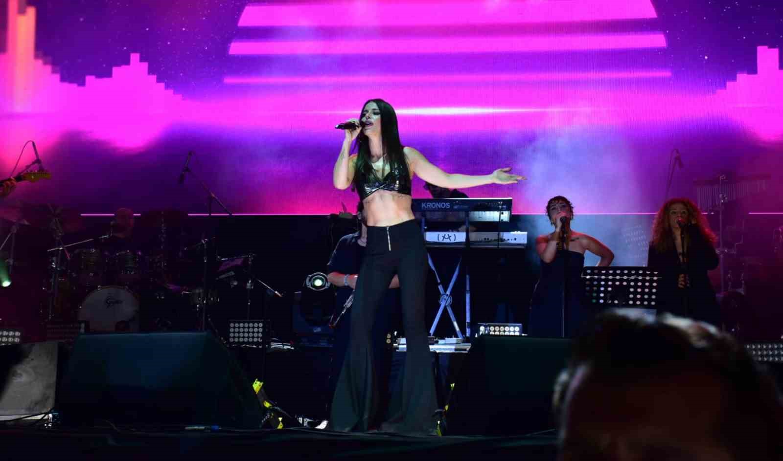 mut-festivalinde-ceza-ve-simge-ruzgari-esti