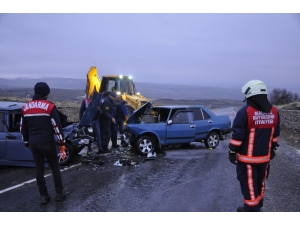 İki Otomobil Kafa Kafaya Çarpıştı: 5 Yaralı