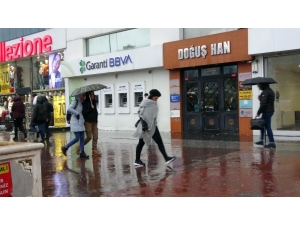 İstanbul’da Yağmur Etkili Oluyor