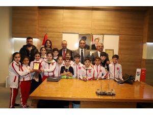 Çocuk Oyunlarında Türkiye 2’ncisi Olan Örencilerden Kaymakam Sinanoğlu’na Ziyaret