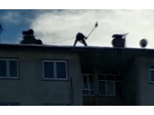 Çatıda Ölümüne Kar Temizliği