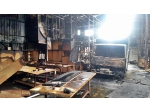 Yangında Mobilya Atölyesi Küle Döndü, Kamyonet Kullanılamaz Hale Geldi