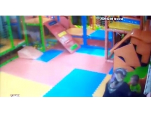 2 Yaşındaki Çocuğu Kreş Öğretmeninin Dövdüğü İddiası