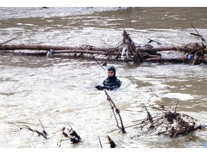 Kızını Kurtarmak İçin Irmağa Atlayan Babayı Arama Çalışmaları Sürüyor