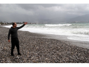 Fethiye’de Şiddetli Rüzgar Yüksek Dalgalar Oluşturdu