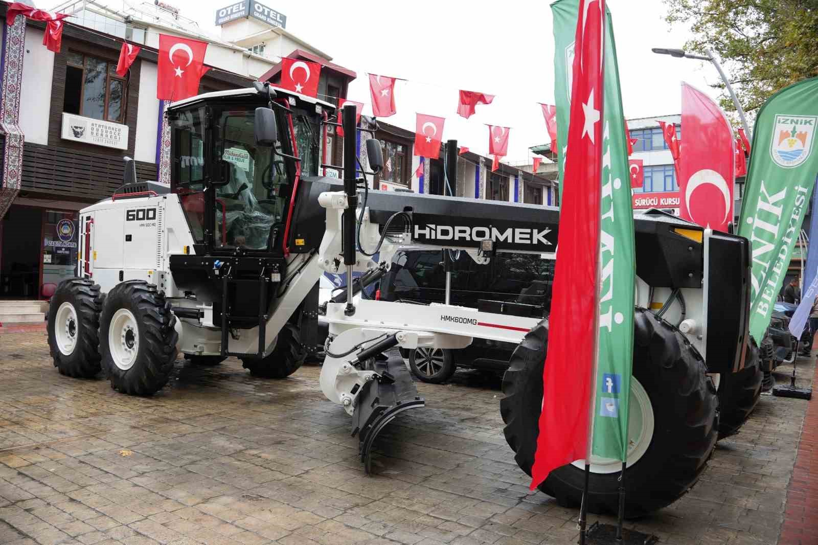 iznik-belediyesi-arac-filosunu-yeni-greyder-ile-guclendirdi