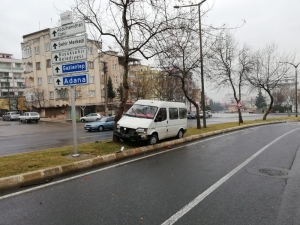 Refüjdeki Ağaca Çarparak Durabildi