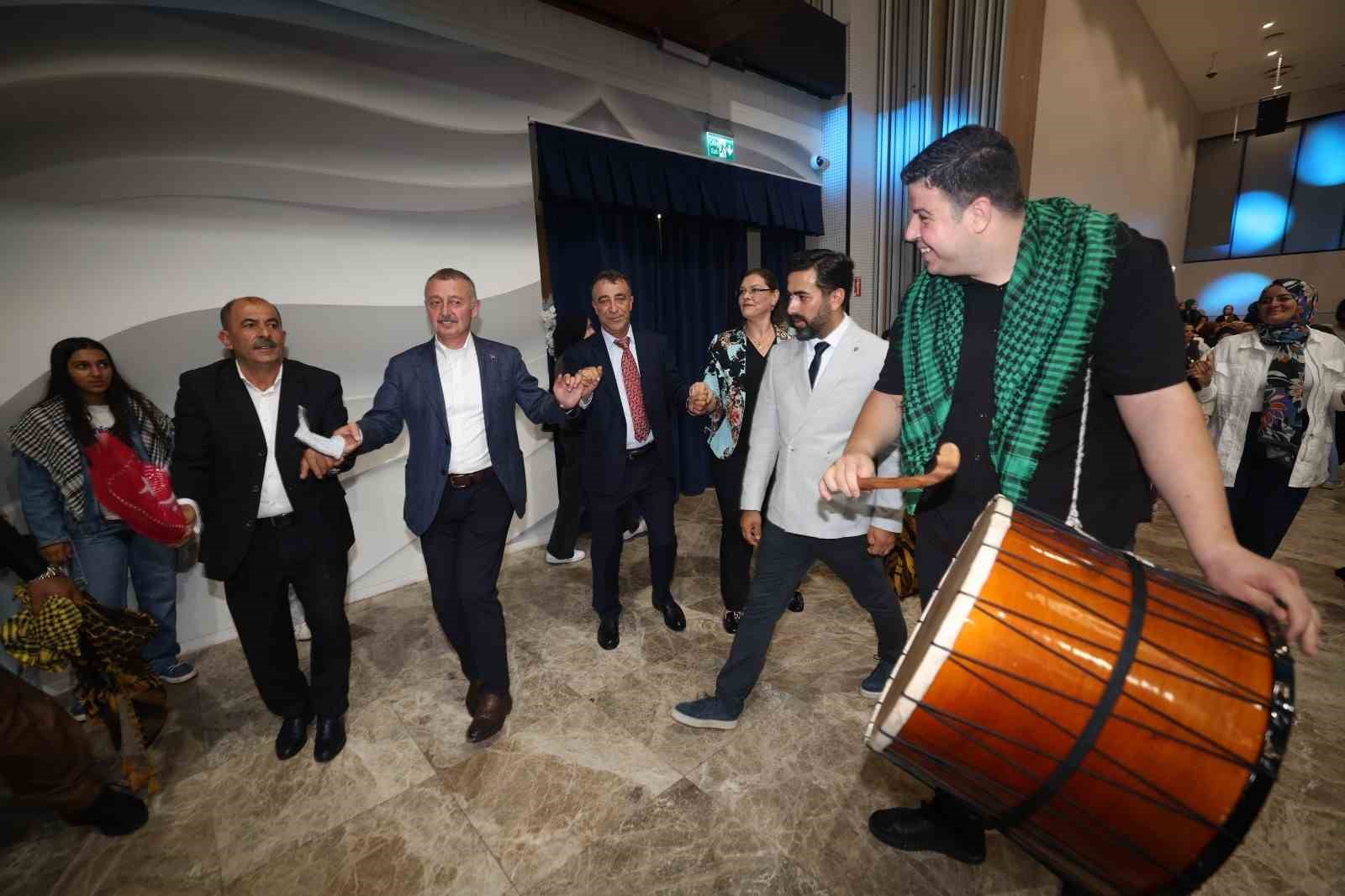 baskan-buyukakin-vanlilarin-halayina-katildi-biz-birlikte-turkiye-yiz