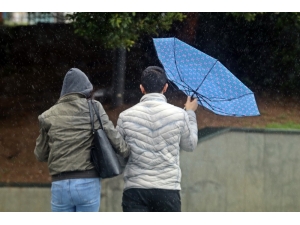 Yağmurdan Korunmak İçin Açılan Şemsiyeler, Fırtınayla Tersine Döndü