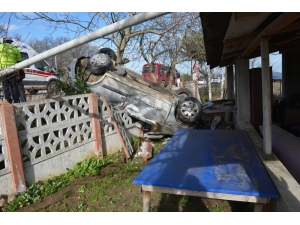 Otomobil Evin Bahçesine Uçtu: 2 Yaralı