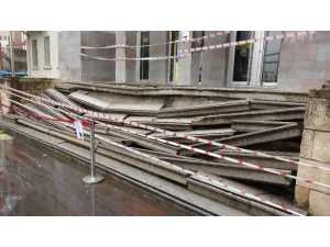 Hatay’da Tarihi Binanın Merdivenleri Çöktü