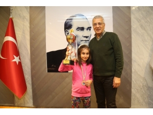 9 Yaşında Satranç Şampiyonu Oldu, Sevincini Başkan Tarhan’la Paylaştı