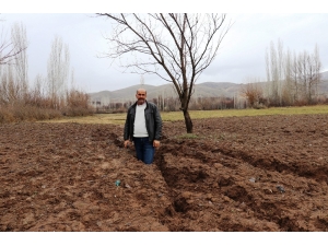 Deprem Sonrasında Oluşan Dev Yarıklar Tedirgin Ediyor