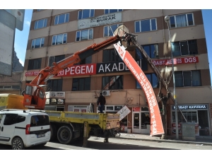 Şiddetli Rüzgar Tabelayı Uçurdu