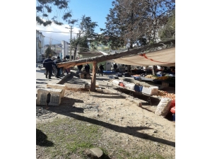 Şiddetli Rüzgarın Kırdığı Ağaçlar Pazar Yerinin Üstüne Devrildi