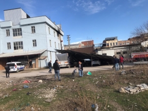 Lodos Çatıyı Uçurdu 3 Araç Zarar Gördü