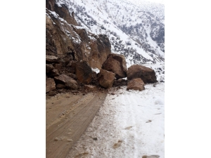 Heyelan Sonrası Yolu Kapatan Dev Kayalar Temizlendi