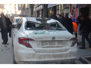 Şiddetli Rüzgardan Dolayı Çatıdan Düşen Parçalar İki Araca Zarar Verdi