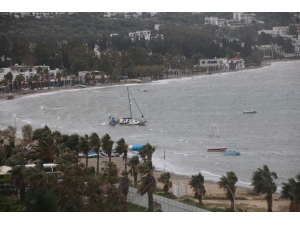 Fırtına Tekneyi Karaya Sürükledi