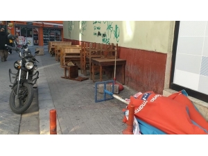 Çatıdan Kopan Parçalar 1 Kişinin Yaralanmasına Sebep Oldu