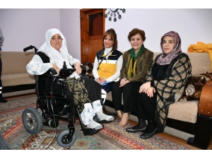 80 Yaşındaki Kadına Akülü Tekerlekli Sandalye