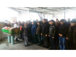 Annesini Bıçakladıktan Sonra Balkondan Atlayan Genç Kız Toprağa Verildi