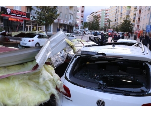 Uçan Çatının Üstlerine Düşmesinden Son Anda Kurtuldular