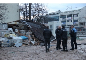 Kocaeli’de Etkili Olan Fırtına Binaların Çatılarını Uçurdu