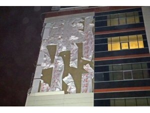 Antalya’da Fırtına Hastanenin Dış Cephe Kaplamasını Söktü