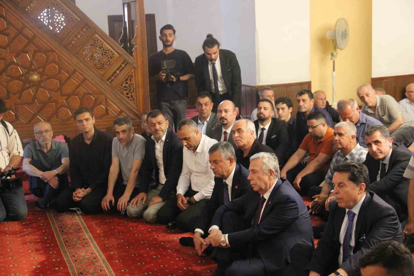 ferdi-zeyrek-icin-hatuniye-camii-nde-mevlid-programi