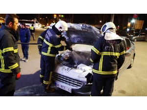 Otomobil Yangını Paniğe Neden Oldu