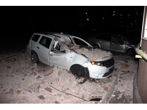 Kayseri’de Şiddetli Rüzgar Çatıları Uçurdu, Ağaçları Yerinden Söktü