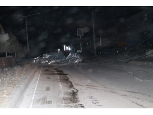 Niğde’de Çatı Uçtu, Elektrik Telleri Koptu