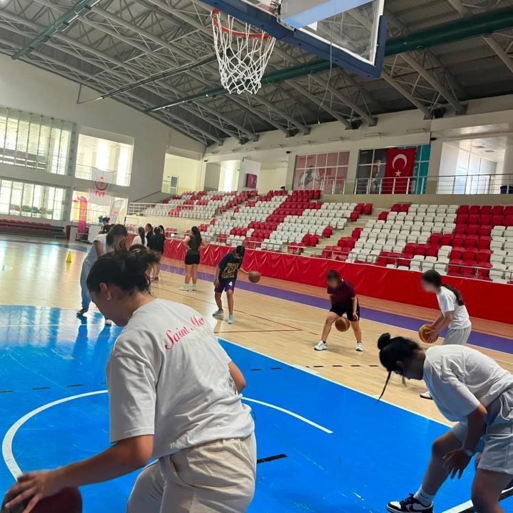 koruma-altindaki-cocuklara-basketbol-egitimi