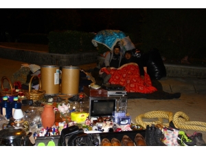 Çaresizlikten Değil, Ekmek Parası İçin Geceyi Sokakta Geçiriyorlar