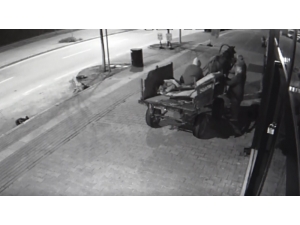 At Arabalı Kadın Hırsızlar Güvenlik Kamerasına Yakalandı