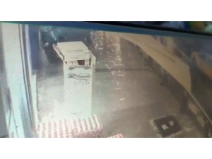 Otomobil İş Yerinin Duvarına Çarptı: 1 Yaralı