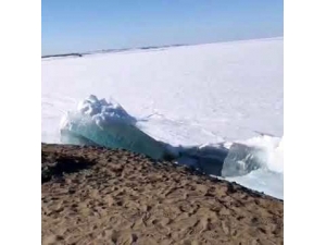 Rusya’da Denizdeki Buzullar Sahile Vurdu
