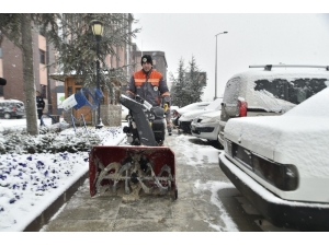 Mamak’ta Karla Mücadele Ekipleri İş Başında
